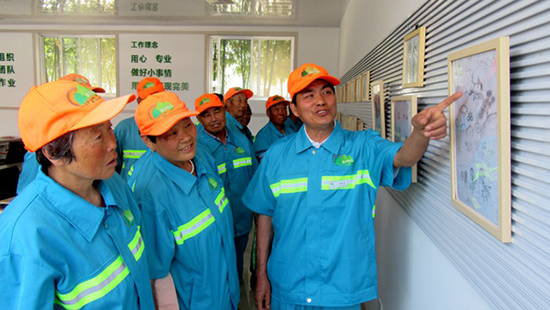 身殘志堅(jiān)六旬日常保潔員唱響屬于自己的詩(shī)和遠(yuǎn)方